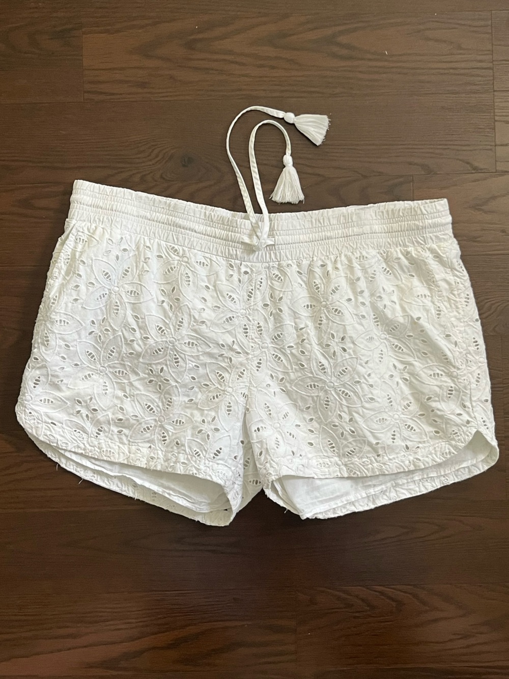 VINEYARD VINES | L | Eyelet Shorts w tassels